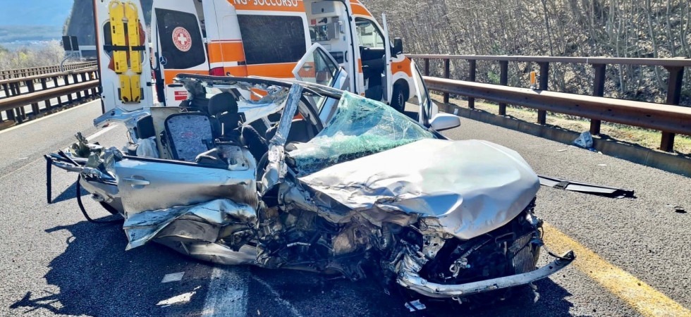 A22, tampona con l’auto il mezzo pesante: due persone incastrate fra le lamiere